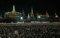 บรรยากาศพสกนิกรชาวไทยมาร่วมจุดเทียนร้องเพลง 