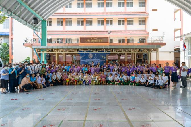 สจด.เลี้ยงอาหารนร.โรงเรียนเศรษฐเสถียร ถวายเป็นพระราชกุศล - บ้านเมือง