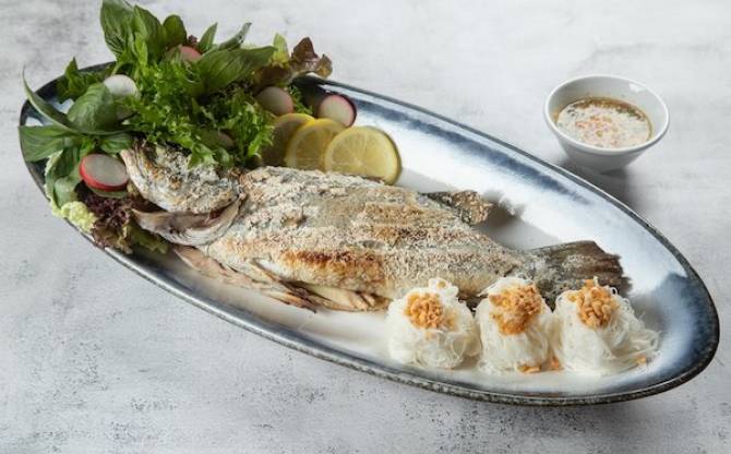 Baan Muang – 「IMPACT Lakefront」では、夏を迎えるさまざまな新メニューをお楽しみいただけます。 健康愛好家のための魚料理