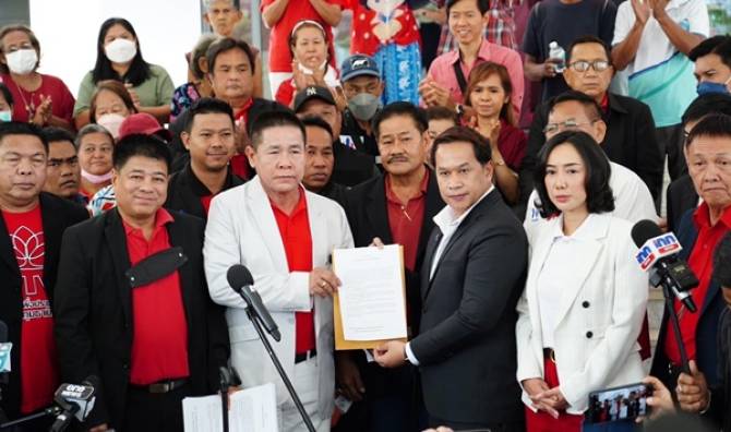 บ้านเมือง - คณะเสื้อแดงยื่นแถลงการณ์ต่อเพื่อไทย แนะแกะข้าวต้มมัด เร่งจัดตั้งรัฐบาล