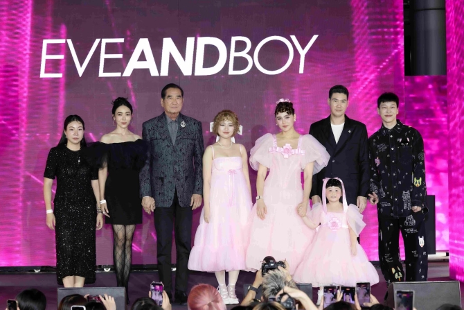 “แม่ชม” ควง “น้องแอบิเกล” แท็กทีม “พีพี กฤษฏ์” ฉลอง 20 ปี “EVEANDBOY” พร้อมขนทัพคนดังเปิดแฟล็กชิฟสโตร์ใจกลางสยามสแควร์   