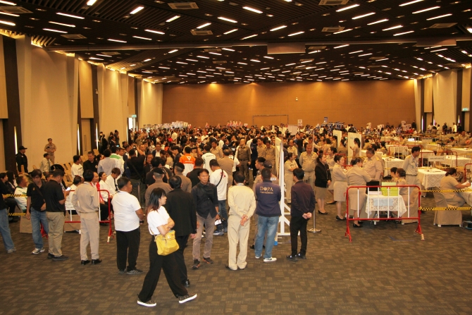 กกต.พร้อมผู้ว่าปากน้ำ ลงพื้นที่เปิดรับสมัคร ส.ส. สมุทรปราการวันแรกคึกคัก