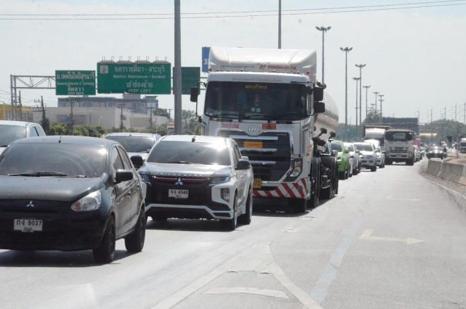 โคราชรถหนาแน่น คนแห่กลับบ้านปีใหม่ เปิดช่องพิเศษระบายรถหลายจุด
