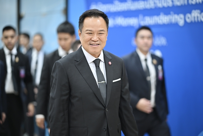 ‘อนุทิน’ ย้ำรัฐบาลตรึงราคาน้ำมันแล้ว ปตท.รับปฏิบัติตาม เตือนปั๊มใดฉวยโอกาสขึ้นราคา หากผิดกฎหมายดำเนินการทันที