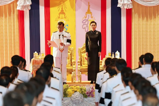 “ในหลวง-พระราชินี” เสด็จพระราชดำเนินไปทรงเปิดประชุมรัฐสภา ทรงขอให้ยึดถือความถูกต้องและประโยชน์สุขของประชาชนเป็นเป้าหมายสูงสุด