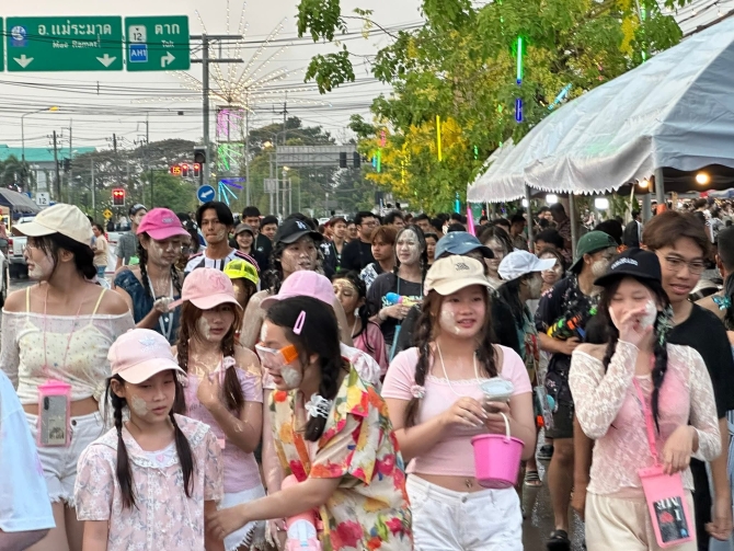 แม่สอดแตก! สงกรานต์ถนนยอดข้าว นักท่องเที่ยวไทย-เทศแห่เล่นน้ำคึกคัก