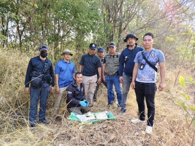 ยึดยาบ้าข้ามชาติซุกร่องน้ำ ริมฝั่งโขง 50,000 เม็ด