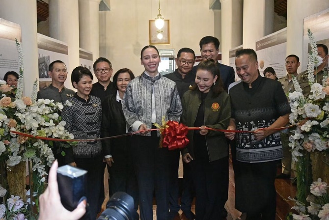เปิดนิทรรศการ “ดอนยายทอง : ปฐมบทอารยธรรมเมืองเพชรบุรี” เปิดหลักฐานอายุกว่า 2,000 ปี ทั้งกลองมโหระทึก แหวนทองจารึกพราหมี และโครงกระดูกมนุษย์ 11 โครง สะท้อนรากอารยธรรมเมืองเพชร