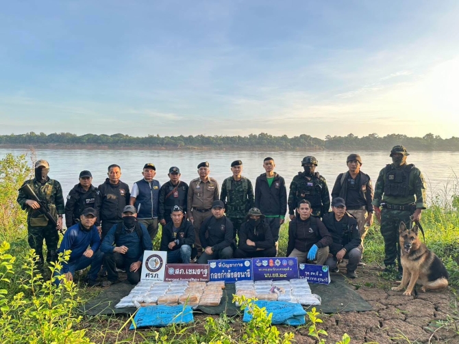 ตร.อุบลฯ สนธิกำลัง ยึดยาบ้า  370,000 เม็ด ริมฝั่งโขง