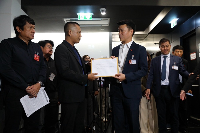 ภาคประชาชนยื่นหนังสือถึงหัวหน้าพรรคประชาชน ค้านแก้กฎหมาย 4 ฉบับ ห่วงตัดแหล่งเงินกระทบความต่อเนื่อง–ความเป็นอิสระ เสนอใช้กลไกสภาศึกษาผลกระทบรอบด้าน