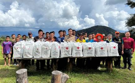 กองบินตำรวจร่วมภารกิจสภากาชาดไทย ส่งมอบชุดธารน้ำใจให้ผู้ประสบภัยในพื้นที่ห่างไกล