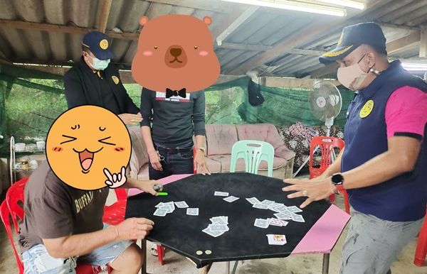บ้านเมือง - ฝ่ายปกครองย่านตาขาว บุกรวบนักพนันกว่า 10 ราย ลอบเล่นไพ่ดัม ...