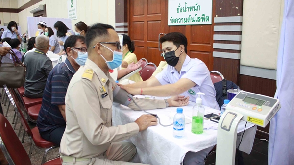 บ้านเมือง - กาฬสินธุ์คิกออฟปูพรมฉีดวัคซีน กลุ่มผู้สูงอายุ ...